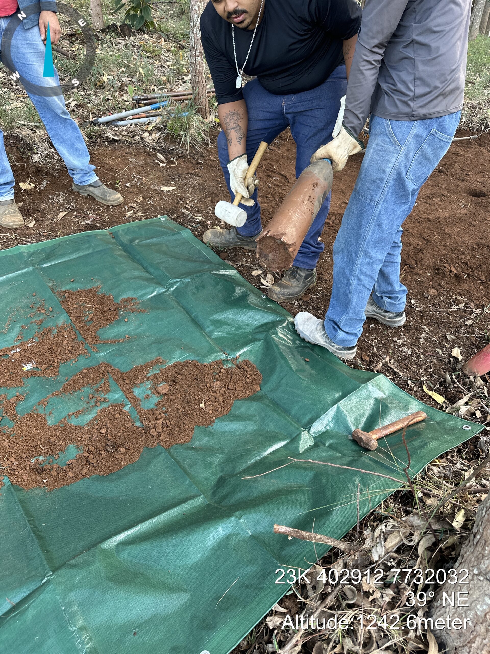 Amostragem de solo na sondagem a Trado LTR 2