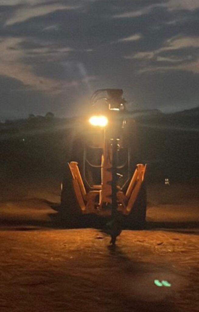 Perfuratriz Hidráulica LHR 64 acoplada em uma Case 580