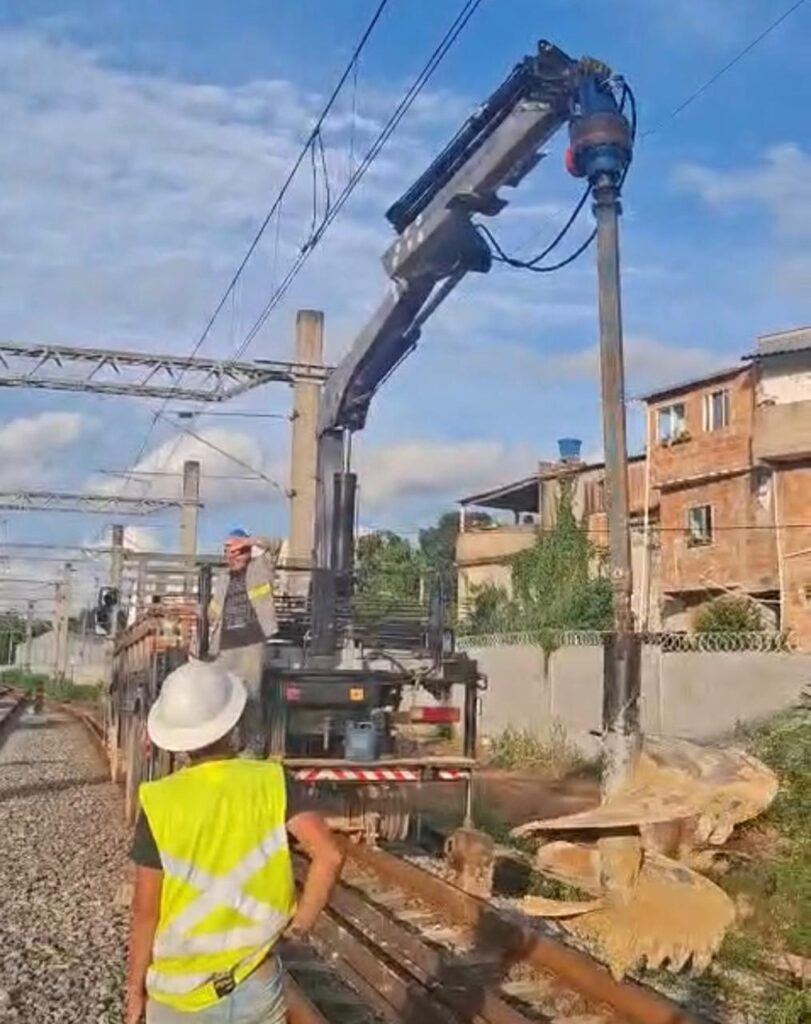 trado Perfuratriz hiraulica lHR 140 acoplada em munck