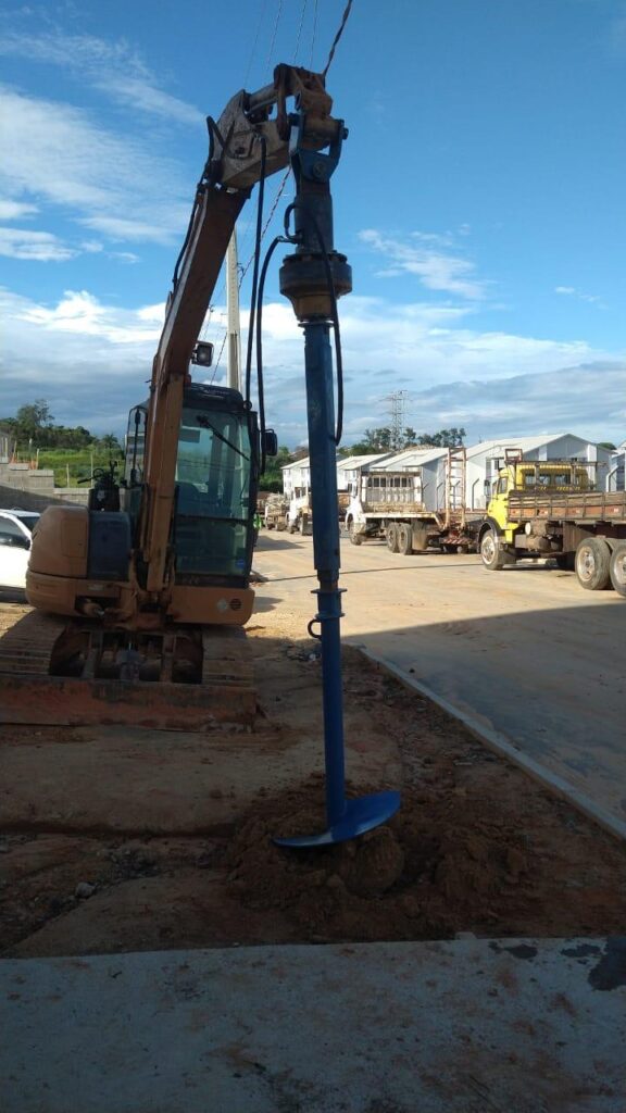 Perfuratriz Hidráulica LHR 64 acoplada em uma JCB 3CX